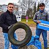 Julian Haas (links) und Malte Laabs präsentieren ihr Ergebnis nach drei Stunden Stadtputzete im Harzloch und im Gieckenloch: zwei ...