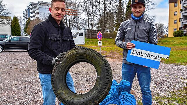 Julian Haas (links) und Malte Laabs präsentieren ihr Ergebnis nach drei Stunden Stadtputzete im Harzloch und im Gieckenloch: zwei ...