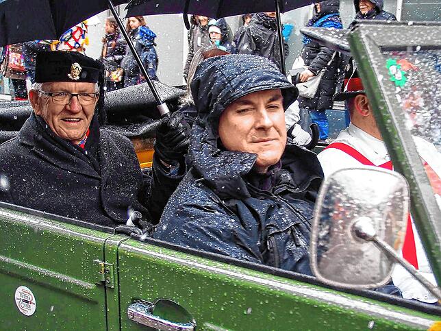 Ministerpräsident Winfried Kretschmann blieb im Oldtimer vom regnerischen Wetter verschont und genoss die närrische Fahrt durch Sigmaringen.
