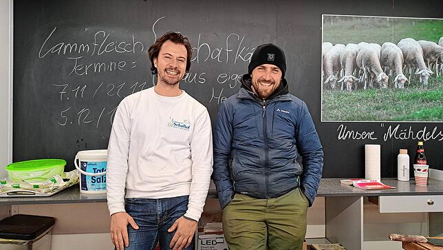 Vincent Gühlow (links) und Tobias Tirler haben beide ihre Stände im Schlossweg. Der Unterschied im Vergleich zur Hauptstraße sei groß, ...