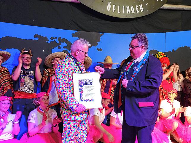 Uli Meier (links) ist von Zunftmeister Michael Sutter von der Vereinigung Hochrheinischer Narrenzünfte (VHN) für seinen Beitrag zur ...