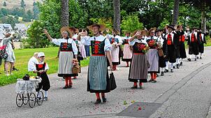 Gut gelaunt begegneten beim Festumzug durch Bernau auch die Mitglieder der Klettgauer Heimattracht Tiengen den Zuschauern. Foto: ...