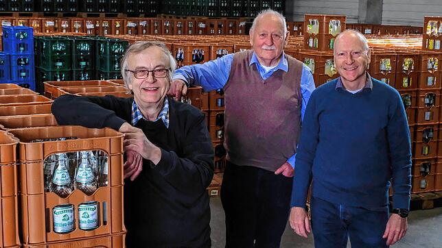 Ein Berufsleben für die Randegger Ottilienquelle: Das Bild zeigt (von links) Jubilar Horst Wanie, der frühere Firmenchef Dieter ...