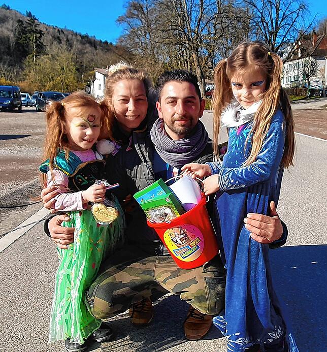 Familie Catalano aus Waldshut hat einen Eimer für die Kinderfasnacht abgeholt (von links): Alexia, Jessica, Giovanni und Samira.
