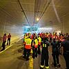 Feuerwehrmänner und -frauen aus Allensbach, Reichenau und Konstanz erkunden über zwei Stunden den neuen Tunnel an der Waldsiedlung.