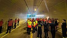 Feuerwehrmänner und -frauen aus Allensbach, Reichenau und Konstanz erkunden über zwei Stunden den neuen Tunnel an der Waldsiedlung.