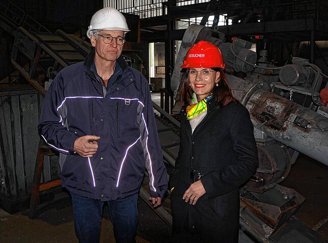 Geschäftsführer Georg Möller erklärt der Staatsekretärin Rita Schwarzelühr-Sutter, wie die Anlage aus dem aluminiumhaltigen ...