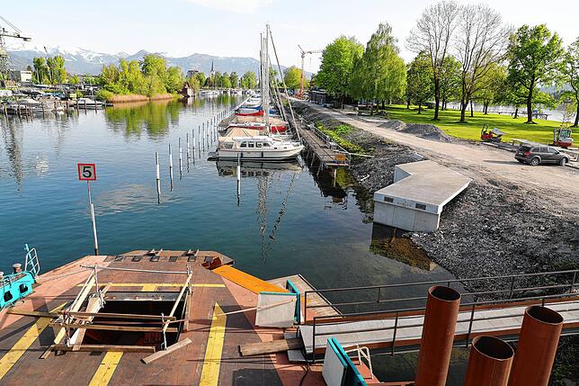 Die Clubmitglieder haben an der Seite des Rumpfes ein neues Feld ausgeschnitten (im Bild orange), auf dem die neue Brücke künftig ...