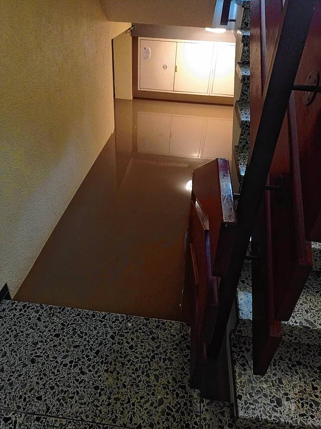 Treppenhäuser stehen am 26. Juni im Ortskern von Oberteuringen unter Wasser.