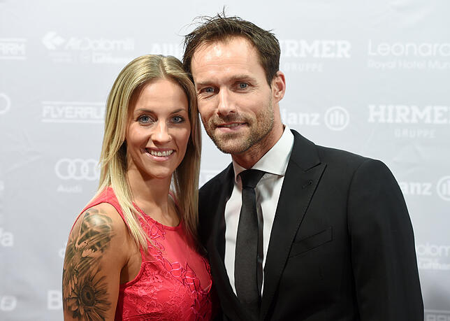 Sven Hannawald, früherer Skispringer, und seine damalige Freundin Melissa Thiem kommen in der FC Bayern-Erlebniswelt in der Allianz ...
