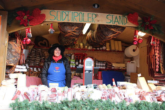 Gertraud Gufler ist dieses Jahr zum ersten Mal mit ihrem Südtiroler Stand auf der Bodensee-Weihnacht.