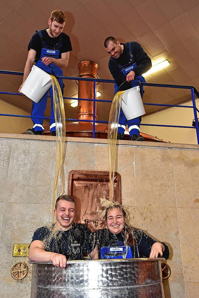 Zum Abschluss ihrer Ausbildung zum Brauer und Mälzer bei der Fürstenberg Brauerei gab es für die Auszubildenden Anna Maria Bettu und ...