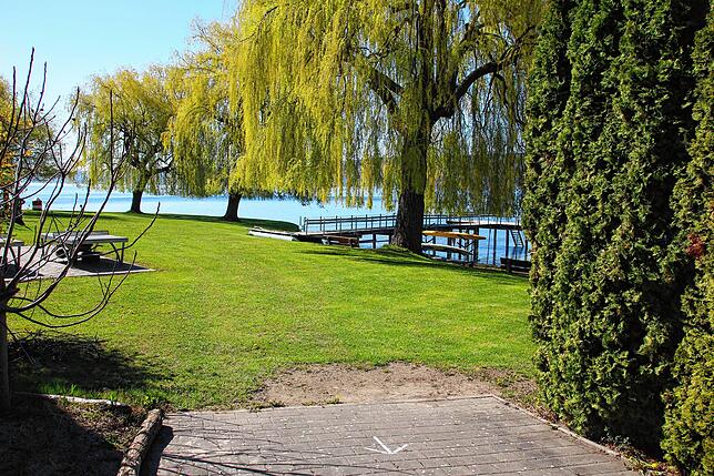 Mit dem Pfeil auf dem Boden ist im Strandbad Ludwigshafen noch ein Überbleibsel aus der vergangenen Saison zu finden. Aktuell ist die ...