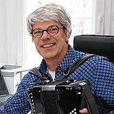 (Archivbild) Dieter Dörrenbächer, der Leiter der Musikschule Konstanz, hat aktuell wohl noch weniger Zeit, sein Akkordeon zu spielen. Im ...