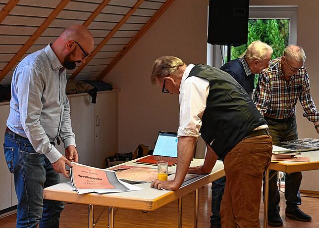 Dominik Rimmele vom Stadtarchiv zeigt Freddy Heim Kopien von Archivalien.