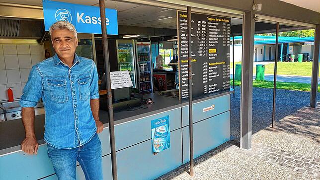 Ibrahim Yildirim, der die Gastronomie im Strandbad Hörnle betreibt, hat bereits ein Pfandsystem. Für ihn stellt sich die Frage, ob auch ...