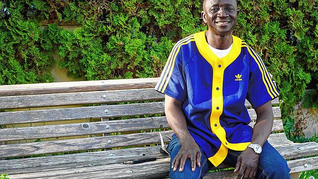 Mustapha Conteh (50) stammt aus Gambia. Hier ist er in der Widerholdstraße in der Singener Nordstadt zu sehen. Conteh arbeitet als ...