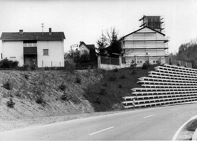 An der evangelischen Kirche entstand ein steiler Abhang. Im Sommer 1976 sicherte nur ein Bretterzaun den 15 Meter tiefen Hang, sehr zur ...