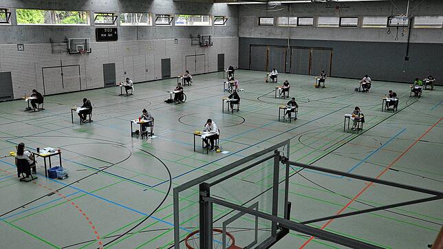 Hier lässt sich Abstand halten. Die Abiturienten schreiben ihre Klausuren in der neuen Turnhalle des Markdorfer Bildungszentrums.