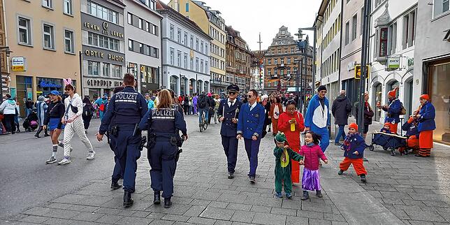 Blick auf die Marktstätte um 15.45 Uhr. Die Polizei zeigt weiterhin Präsenz.