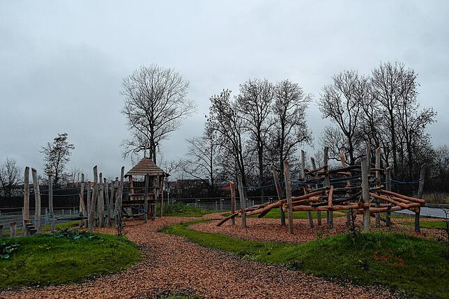 Hier möchte man nochmals Schulkind sein: Klettergerüst und Kletterparcours werden die Pausenaktivitäten bereichern.