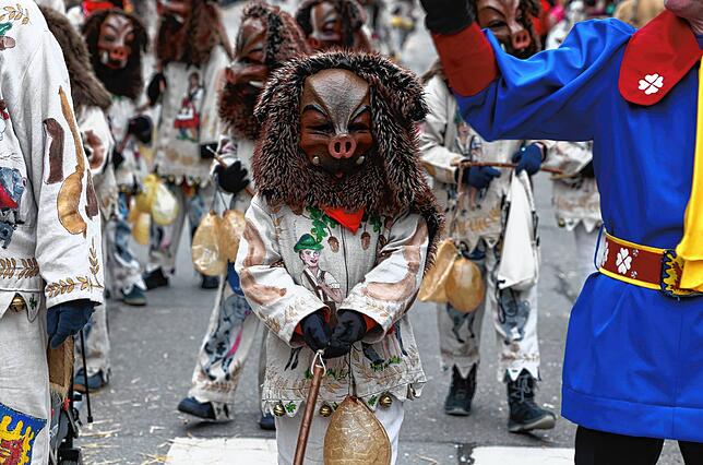 Bild 6: Kinderumzug beim Jubiläumstreffen der Hexen in Donaueschingen vor großem Volk