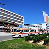 Krankenwagen parken vor dem neuen Schwarzwald-Baar Klinikum in Villingen-Schwenningen am 20. Juli 2013. An diesem Tag wurden Patienten ...