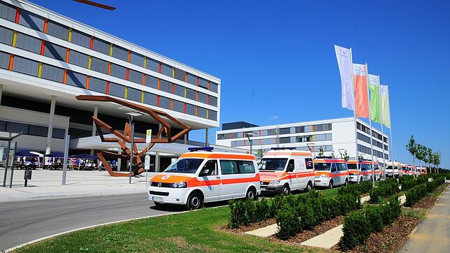 Krankenwagen parken vor dem neuen Schwarzwald-Baar Klinikum in Villingen-Schwenningen am 20. Juli 2013. An diesem Tag wurden Patienten ...