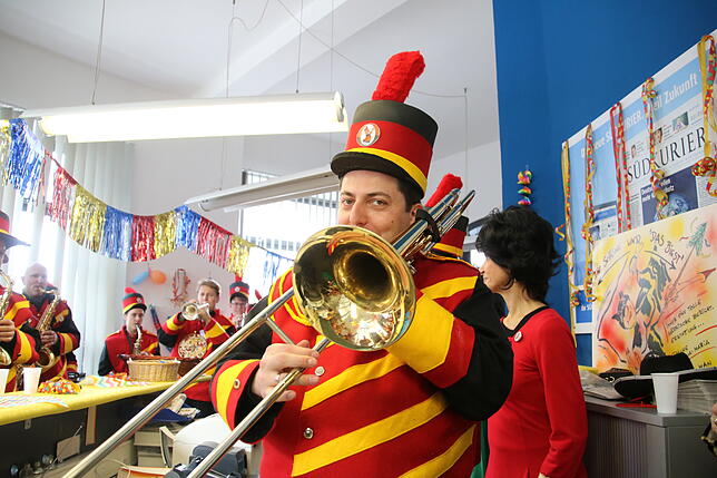 Bild 7: Narren besuchen am Rosenmontag die SÜDKURIER-Redaktion (Teil 2)
