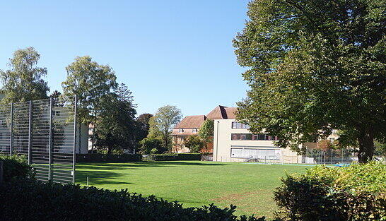 Blick über das Sportgelände, im Hintergrund ist der Gymnasiumsbau zu erkennen.