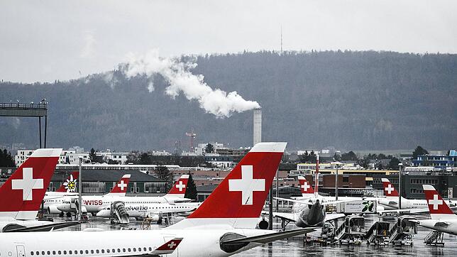 Flugzeuge der Airline Swiss stehen am Flughafen Zürich. Als Folge des Streiks in Deutschland werden am Freitag mehrere Verbindungen ...