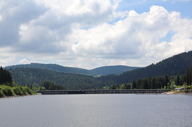 Die Staumauer wurde von 1929 bis 1932 errichtet. Einst war der Schluchsee ein Gletschersee, der 30 Meter unter dem Spiegel des jetzigen ...