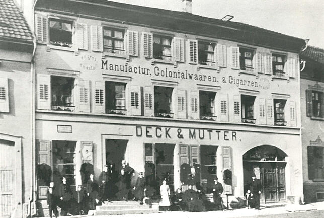 Hauptstraße 35: Um 1880 konnte man bei Deck & Mutter feine Waren aus den Kolonien, wie zum Beispiel Kaffee und Kakao, kaufen. Anfang des ...