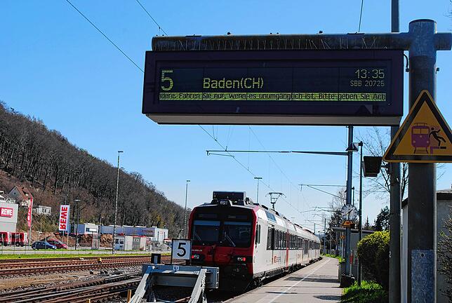 „Fahren Sie nur, wenn es unumgänglich ist“, ist auf dem Laufband der Fahrgasttafel auf Gleis 5 des Waldshuter Bahnhofs zu ...