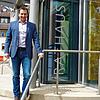 Bürgermeister Tobias Gantert vor dem Rathaus in Ühlingen. Am Sonntag wurde er mit 97,7 Prozent der Stimmen wiedergewählt.
