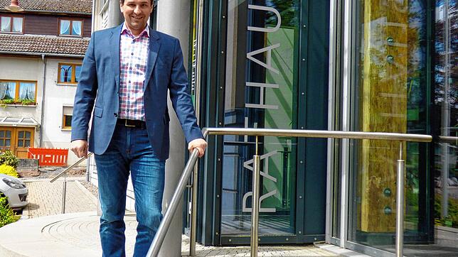 Bürgermeister Tobias Gantert vor dem Rathaus in Ühlingen. Am Sonntag wurde er mit 97,7 Prozent der Stimmen wiedergewählt.