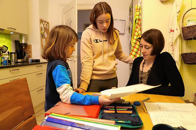 Bild 7: Was bedeuten Haus- und Fernunterricht für die Familien? Wir haben eine besucht und nehmen Sie mit auf eine Tour ins Homeschooling-Chaos