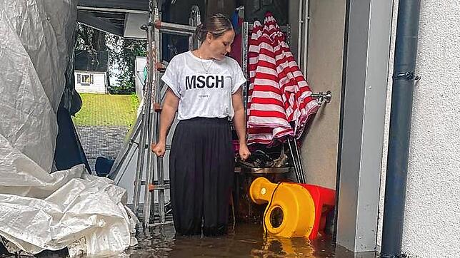 Der Kindergarten &bdquo;Kikripp&ldquo; steht nach dem heftigen Wolkenbruch am Mittag unter Wasser. Erzieherin Anika Lehmann steht fast ...