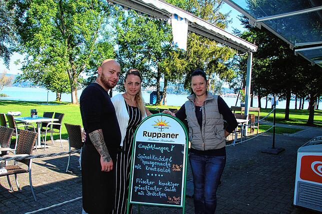 Strandbad Klausenhorn in Dingelsdorf: Bistro-Pächterin Natascha Burghardt (Mitte) mit ihren Mitarbeitern Czanett Nemeth sowie Gabor Arnold.