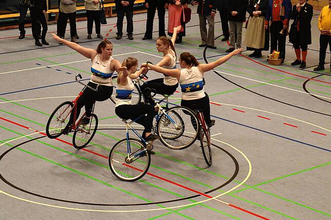 Zwei ihrer Wettkampfküren präsentieren die Kunstrad-Europameisterinnen Hannah Elsäßer, Natalie Grote, Janina Setzer und Julia Matt vom ...