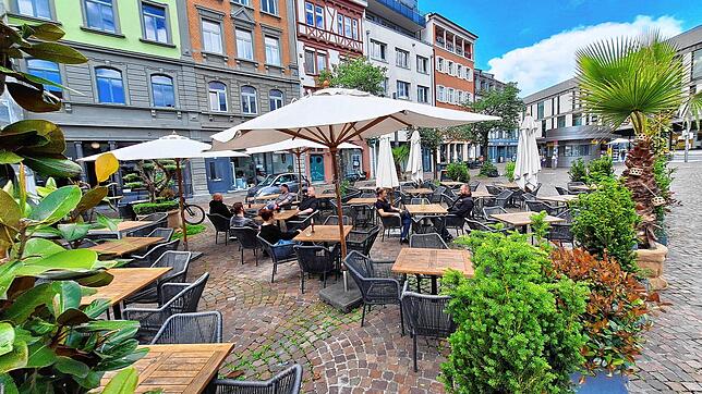 Die Terasse vor dem Knöllchen mit mediterranen Pflanzen wie Palmen oder Olivenbäumen.