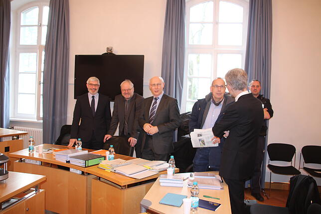 Die Anwälte und Vertreter des Regierungspräsidiums Tübingen und der Stadt Friedrichshafen.
