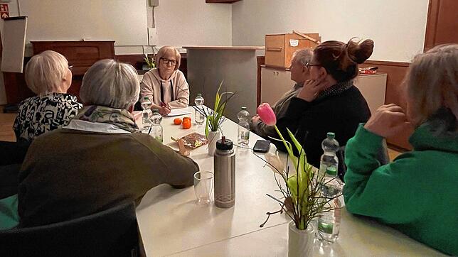 Zita Wirsch (in der Bildmitte) aus Worblingen moderiert seit vielen Jahren den Elternkreis für drogengefährdete und -abhängige ...
