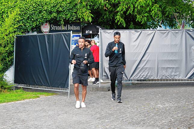 Bild 6: Der FC Liverpool entspannt im Strandbad Bodman