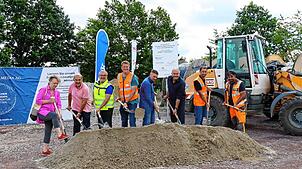 Sie sind beim Start des Breitbandausbaus dabei (von links): die Gemeinderäte Heide Kühling und Wolfgang Eich, Ilhan Karakus (Firma MRK), ...