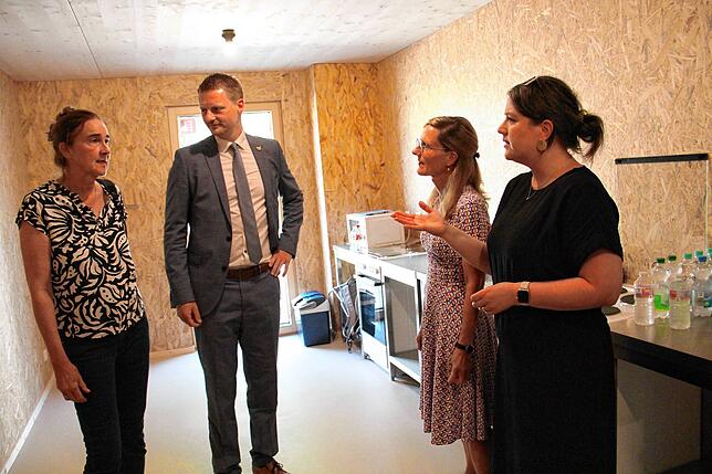 Architektin Christiane Hirling (von links), OB Simon Gröger, Petra Ott und Jessica Schmid vom Fachbereich Partizipation und Integration ...