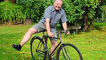Wenn Clemens Veeser Fahrrad fährt, dann ausschließlich auf historischen Modellen. Hier schwingt er sich auf einen Opel „Flitzer“ aus dem ...