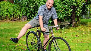Wenn Clemens Veeser Fahrrad fährt, dann ausschließlich auf historischen Modellen. Hier schwingt er sich auf einen Opel „Flitzer“ aus dem ...