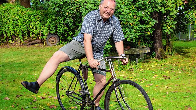 Wenn Clemens Veeser Fahrrad fährt, dann ausschließlich auf historischen Modellen. Hier schwingt er sich auf einen Opel „Flitzer“ aus dem ...
