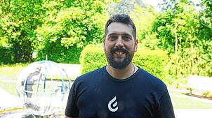 Johannes Stumpf ist US-Bürger. Den Garten der Schöpfung mit Blick auf Weltkugel und Hohentwiel ist sein perfekter Ort für ein Interview.